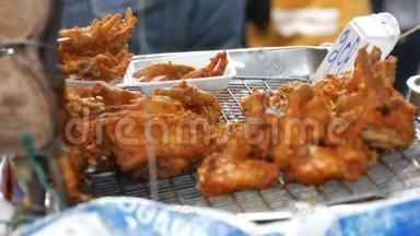 泰国的街头美食.. 在面糊里炸鸡块。 街上的卖家正在卖一道异国风味的菜.. 买方